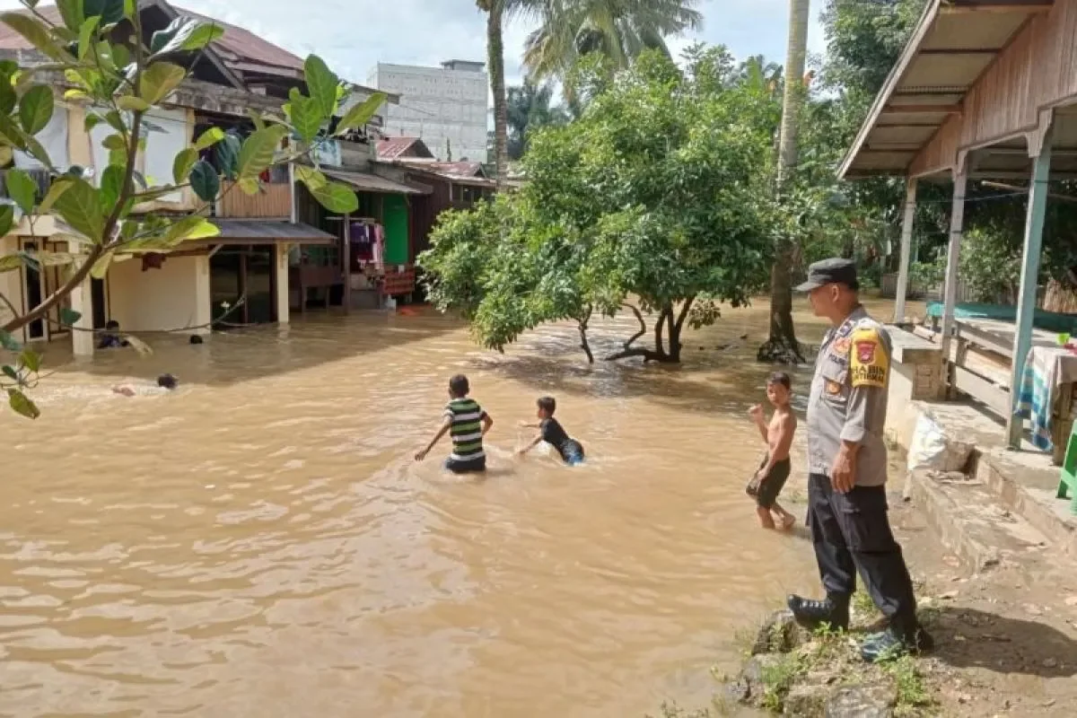 Anggota Polsek Murung Pudak memantau lokasi banjir di kawasan permukiman Pemasiran Kecamatan Murung Pudak, Kabupaten Tabalong, Provinsi Kalimantan Selatan (ANTARA)
