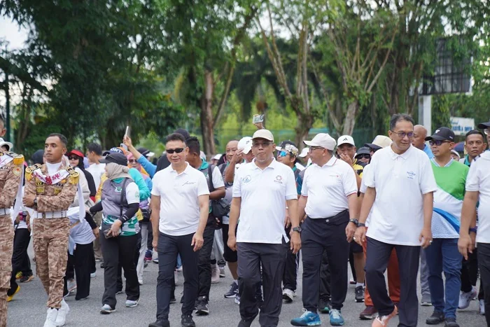 FUN WALK - Momen Wali Kota Pontianak Edi Rusdi Kamtono berbaur bersama ribuan ASN Pemkot Pontianak di Fun Walk HUT ke-54 KORPRI pada Minggu (30/11/2025)