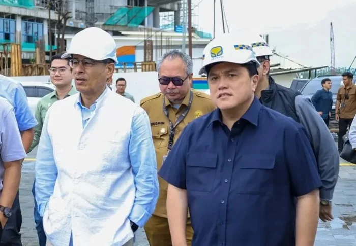 Founder and Managing Director Emaar Properties Mohamed Ali Rashed Alabbar (kiri), dan Menteri BUMN Erick Thohir (kanan) saat kunjungan ke IKN, Minggu (26/5/2024).
(ist)