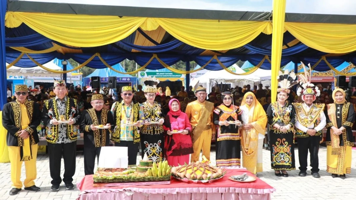 Pesta Budaya Birau 2025 di Tanjung Selor berlangsung meriah dengan kehadiran Wakil Gubernur Kaltara Ingkong Ala yang ikut menari Jepen bersama warga. Foto: BIRO ADPIM