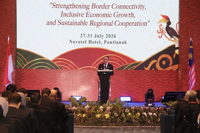 PIDATO - Wakil Gubernur Kalimantan Barat Krisantus Kurniawan saat memberikan pidato  pada Sidang ke-39 Kelompok Kerja Bersama/Joint Working Group Sosial Ekonomi Malaysia–Indonesia (KK/JKK SOSEK MALINDO) yang digelar di Hotel Novotel Pontianak, Rabu (29/7/