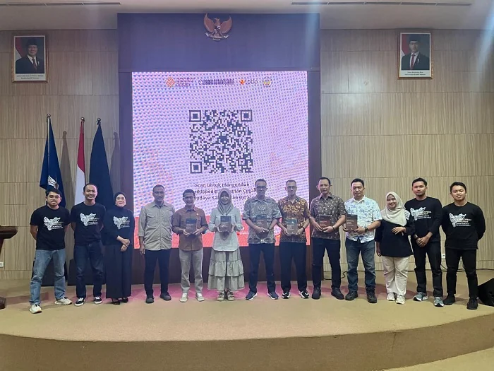 PELUNCURAN - Tim Penyusun Ensiklopedia Cagar Bangunan Bersejarah Kalbar saat berfoto bersama saat peluncuruan sekaliguas deseminasi, pameran dan seminar cagar budaya yang digelar di Gedung Konferensi Universitas Tanjungpura, Sabtu (13/6/2026).