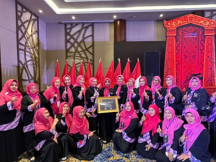 PENGHARGAAN -Ketua PW IPEMI Kalbar, Erlinawati berfoto bersama usai mendapatkan penghargaan Terbaik 3 Nasional dalam Rakernas VIII IPEMI yang berlangsung pada 20–22 April 2026 di Discovery Ancol Hotel, Jakarta.