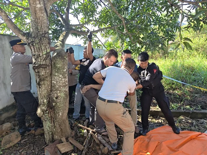 EVAKUASI - Petugas saat mengevakuasi pria berinisial HH (52) ditemukan tewas gantung diri di  Gang Padi, Kelurahan Pasiran, Kecamatan Singkawang Barat, Kota Singkawang, Rabu (6/5/2026)
