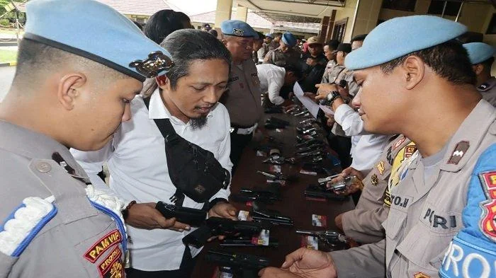 Penulis: Nurholis Huda | Editor: Hari Widodo
zoom-inlihat fotoSeluruh Senjata Api Personel Polres Banjar Diperiksa, Begini Hasilnya
Humas Polres Banjar untuk Bpost
Suasana pemeriksaan senjata api di Polres Banjar, Senin (23/12/2024) (Tribun Banjar)