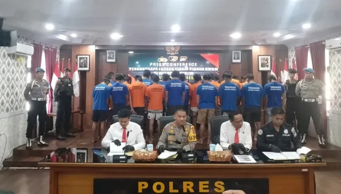 Kapolres Kobar AKBP Yusfandi Usman yang didampingi Kasi Humas Iptu Paindoan Siregar dan Kasat Reskrim AKP M. Fachrurraji serta Kasat Narkoba AKP Ancas Apta Nirbaya gelar Konferensi Pers, Sabtu (2/11).