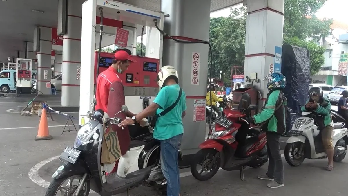 Pertamina siap mendukung penerapan BBM campur etanol (E10) yang digagas pemerintah. Program ini menjadi langkah strategis menuju transisi energi bersih, pengurangan emisi karbon, dan penguatan industri bioetanol nasional.