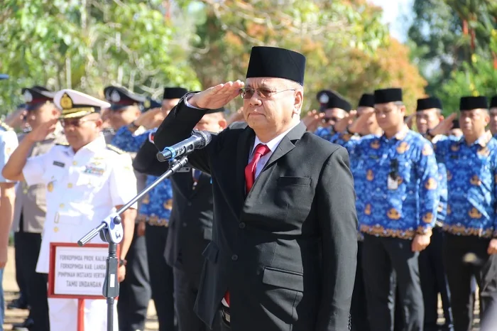 UPACARA - Sekda Provinsi Kalimantan Barat Harisson saat memimpin Upacara Peringatan Hari Berkabung Daerah Provinsi Kalimantan Barat di Makam Juang Mandor, Kabupaten Landak, Senin (29/6/2026).