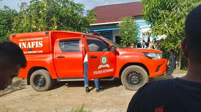 EVAKUASI - Petugas dari Polres Ketapang saat mengevakuasi jasad perempuan yang ditemukan meninggal dunia di rumahnya sendiri pada Jumat (17/4/2025)