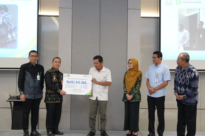 PEMBAYARAN KLAIM - Gubernur Kalimantan Barat Ria Norsan saat menyerahkan pembayaran klaim peserta BPJS Ketenagakerjaan  agenda penguatan kepatuhan jasa konstruksi yang dirangkaikan dengan penandatanganan nota kesepakatan antara Pemprov Kalbar dan BPJS Ket