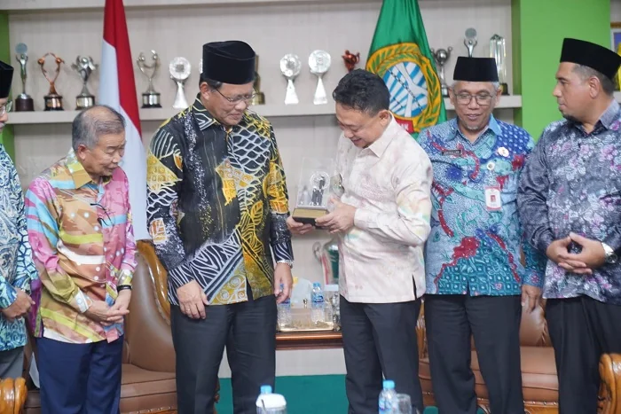 CENDRAMATA -Penyerahan cenderamata oleh Wali Kota Pontianak Edi Rusdi Kamtono pada perwakilan Pemerintah Serawak.