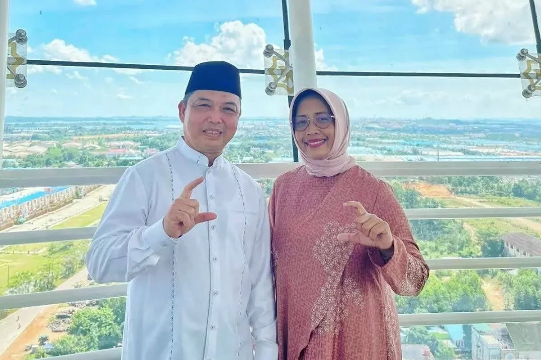 Gubernur Kalbar, Ria Norsan bersama Istrinya yang Juga Bupati Mempawah, Erlina. (FOTO: FB/KALBARBERKAH)