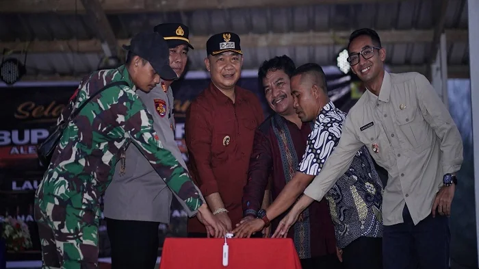 RESMIKAN - Bupati Ketapang Alexander Wilyo saat meresmikan jaringan Listrik Desa (Lisdes) di Desa Harapan Baru, Kecamatan Air Upas, Jumat (25/9/2026).