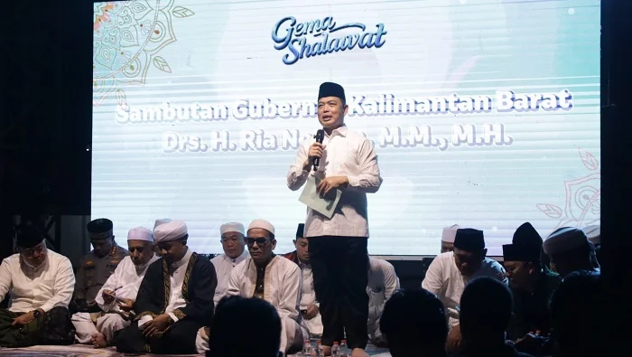 SAMBUTAN - Gubernur Kalimantan Barat Ria Norsan saat memberikan sambutan pada kegiatan Gema Shalawat yang digelar Sekolah Qur’an Keluarga Kita di Jalan Apel, Pontianak Barat, Minggu (25/5/2026)