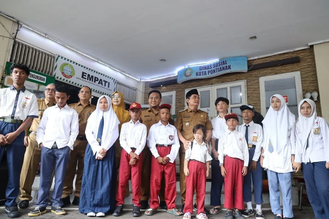 Komitmen Pendidikan Merata: Pemkot Pontianak Lepas Siswa Sekolah Rakyat, Pastikan Anak Punya Akses Setara. (FOTO: PROKOPIM)