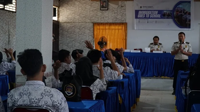 PENGENALAN -Imigrasi Ketapang hadir dalam kegiatan pengenalan kepada siswa di SMAN 2 Ketapang