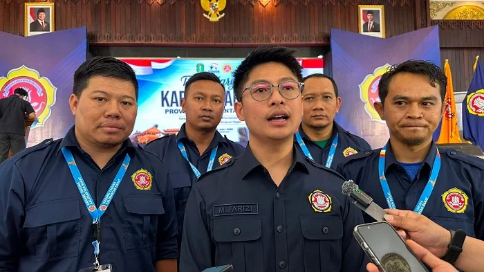 WAWANCARA - Muhammad Alfarizi memberikan keterangan pers usai terpilih secara aklmasi pimpin Karang Taruna Provinsi Kalbar Periode 2026-2031.