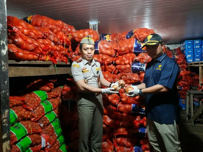 Kepala Karantina Kalbar, Ferdi saat meninjau Gudang tempat diamankannya Komoditas pangan ilegal di Jalan Komodor Yos Soedarso, Kota Pontianak, Rabu 13 Mei 2026