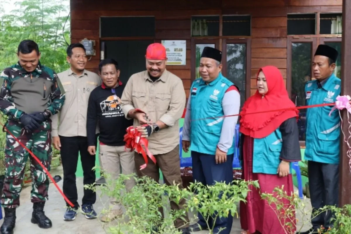 Bupati Kukar Edi Damansyah (peci merah) saat meresmikan rumah layak huni hasil bedah rumah yang dilakukan oleh Baznas Kukar 2024. (ANTARA)