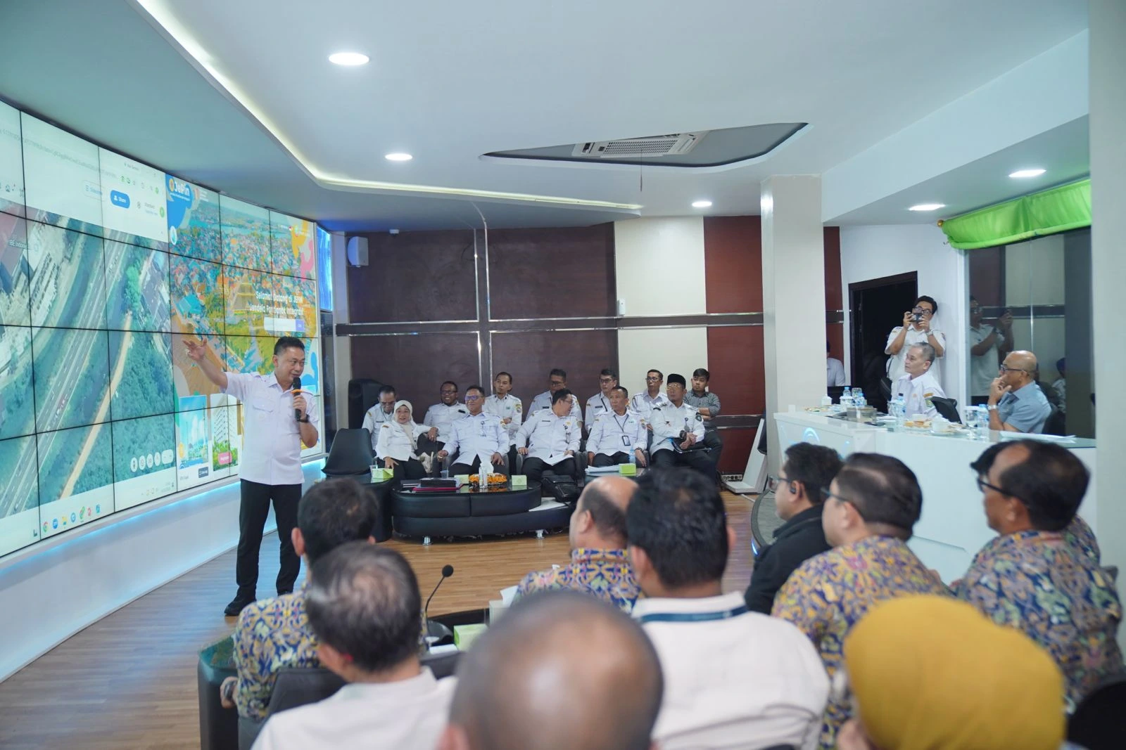Wali Kota Pontianak Edi Rusdi Kamtono menerima Kunjungan Kerja anggota Komisi V Syarif Abdullah di Pontive Center, Kantor Wali Kota Pontianak, Rabu (14/10/2026).