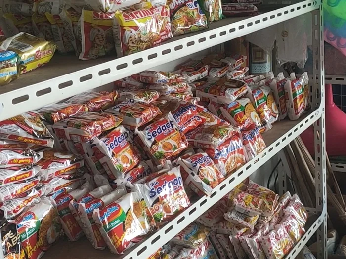 ETALASE - Produk Mie Instan dipanjang di etalase milik Hardi satu di antara pedagang sembako di Kabupaten Kubu Raya. Sejumlah pedanga sembako mengeluhkan ketersedian stok produk non food dan food dari PT Wings Grup.