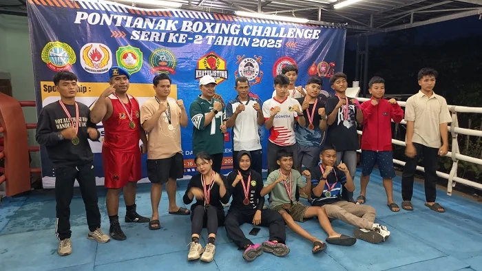 TINJU - Ketua Harian Pertina Kalimantan Barat Bambang Derryawan saat berfoto bersama atlet tinju amatir pada penutupan Pontianak Boxing Chellenge 2025 di Pontianak, Minggu 16 November 2025.