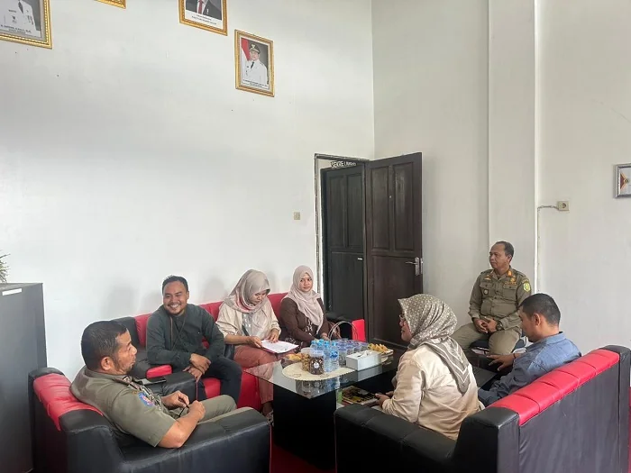 KOORDINASI - Petugas Ombudsman Provinsi Kalbar saat berkoordinasi dengan Satpol PP Kabupaten sambas.