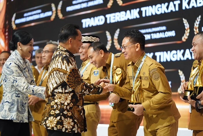 Wali Kota Pontianak Edi Rusdi Kamtono saat menerima TPAKD Award 2026 dalam Rapat Koordinasi Nasional (Rakornas) Tim Percepatan Akses Keuangan Daerah (TPAKD) di JIExpo Kemayoran, Jakarta, Kamis (22/10/2026).