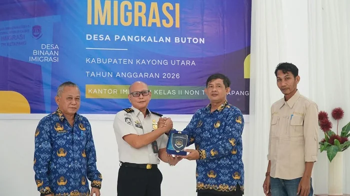 CINDREMATA - Pemberian cendera mata okeh Imigrasi Ketapang usai pembentukan Desa Binaan di Kabupaten Kayong Utara.