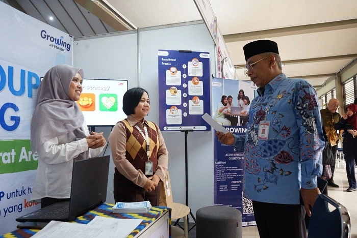 TINJAU - Sekretaris Daerah Kota Pontianak Amirullah saat meninjau stand perusahaan dalam pembukaan Job Fair Pontianak 2026 di Auditorium Universitas Tanjungpura, Kamis (22/10/2026).