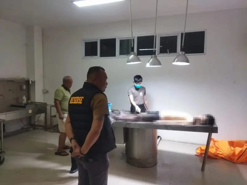 Pria yang ditemukan tewas di mes PT Palmdale Agroasia Lestari Makmur saat menjalani pemeriksaan luar oleh Tim Kedokteran Kepolisian Rumah Sakit Bhayangkara Pontianak, Senin (12/10/26) Istimewa.