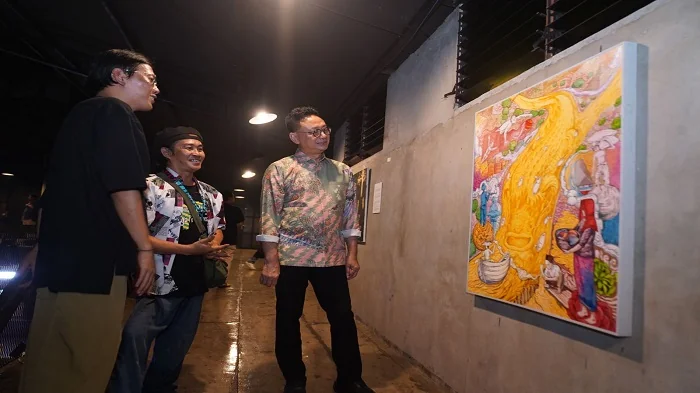 Wali Kota Pontianak Edi Rusdi Kamtono saat mengunjungi pameran Pontianak Biennale 2026 di Port 99, Jumat (25/9/2026)