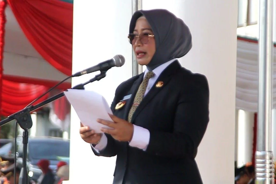 Bupati Mempawah, Erlina sampaikan amanat saat jadi inspektur upacara peringatan hari pahlawan, 10 November 2025. | Pemangkasan TKD 2026: Bupati Erlina Konfirmasi Mempawah Kehilangan Rp137 Miliar, Dorong Inovasi dan Peningkatan PAD. (FOTO: ANWAR PONTV)