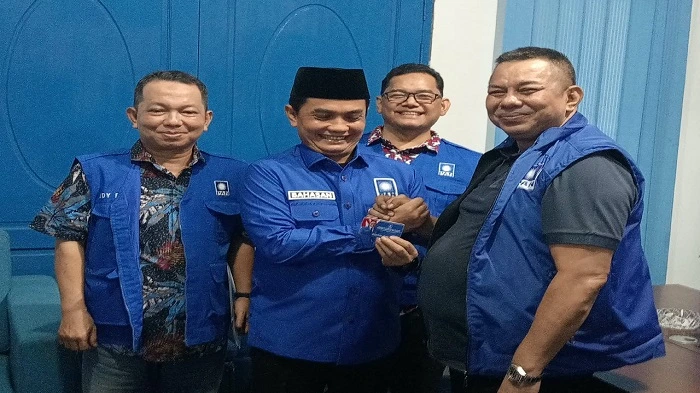 Ketua DPW PAN Kalbar Boyman Harun menyerahkan KTA Partai ke Wakil Wali Kota Pontianak Bahasan, Kamis (15/10/2026) Bahasan kini resmi menyandang sebagai Kader PAN.