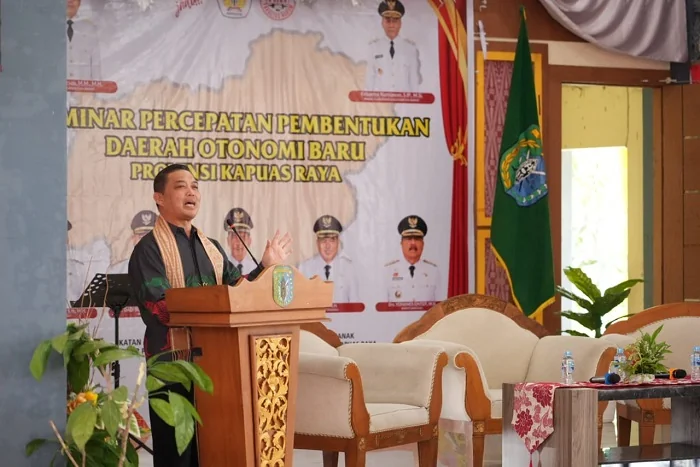 SAMBUTAN - Gubernur Kalbar Ria Norsan saat memberikan sambutan pada seminar penyusunan kajian akademis pembentukan Provinsi Kapuas Raya yang berlangsung di Pendopo Bupati Sintang, Sabtu (13/12/2025).