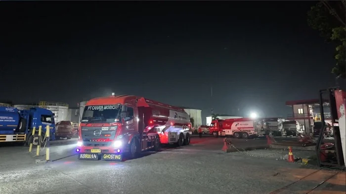 MOBIL TANGKI - Mobil tangki pertamina mendistribusikan BBM ke sejumlah SPBU di Kota Pontianak.