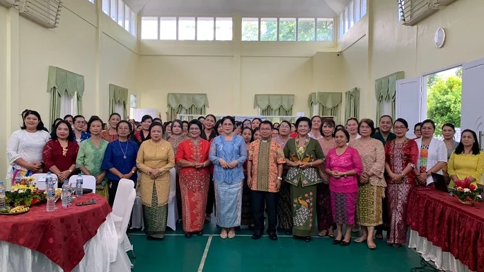 FOTO BERSAMA - Ketua I Bidang Pembinaan Karakter Keluarga TP PKK Provinsi Kalimantan Barat, Ny. Donata Dirasig saat foto bersama dalam kegiatan peringatan HUT ke-102 Wanita Katolik Republik Indonesia yang dirangkaikan dengan peringatan Hari Kartini, Jumat