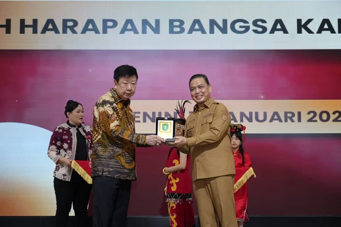 PLAKAT - Gubernur Ria Norsan menyerahkan plakat saat peresmian Sekolah Harapan Bangsa (SHB) di Aula Sekolah Harapan Bangsa (SHB) Kubu Raya, pada Senin (12/1/2026).
