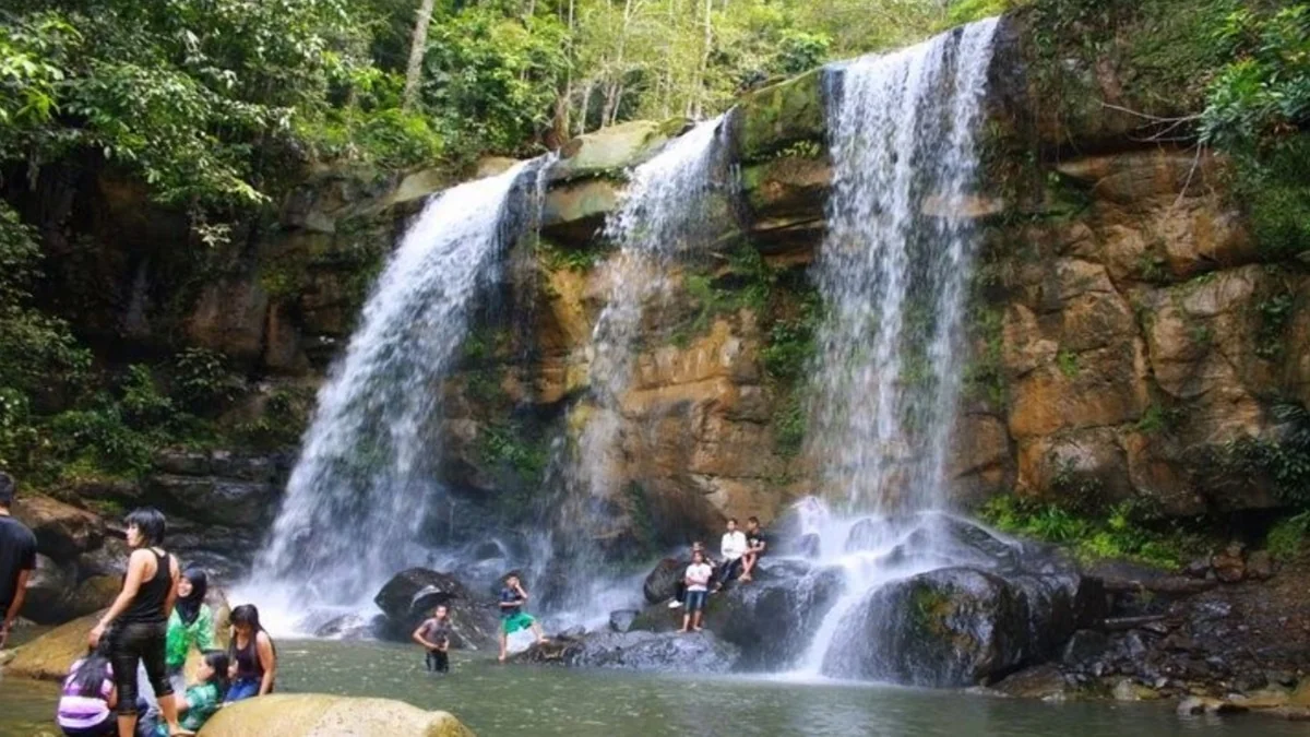 Air Terjun Tosah di Barito Selatan, Kalimantan Tengah, menawarkan pesona alam yang masih alami dan menantang. Foto: MMCKalteng