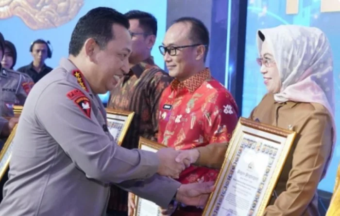 Jenderal Polisi Drs. Listyo Sigit Prabowo menyerahkan penghargaan kepada Pemprov Kaltim.