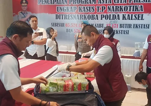 Kapolda Kalsel, Irjen Pol Rosyanto Yudha bersama Forkopimda saat memusnahkan narkotika jenis sabu (Poros Kalimantan)