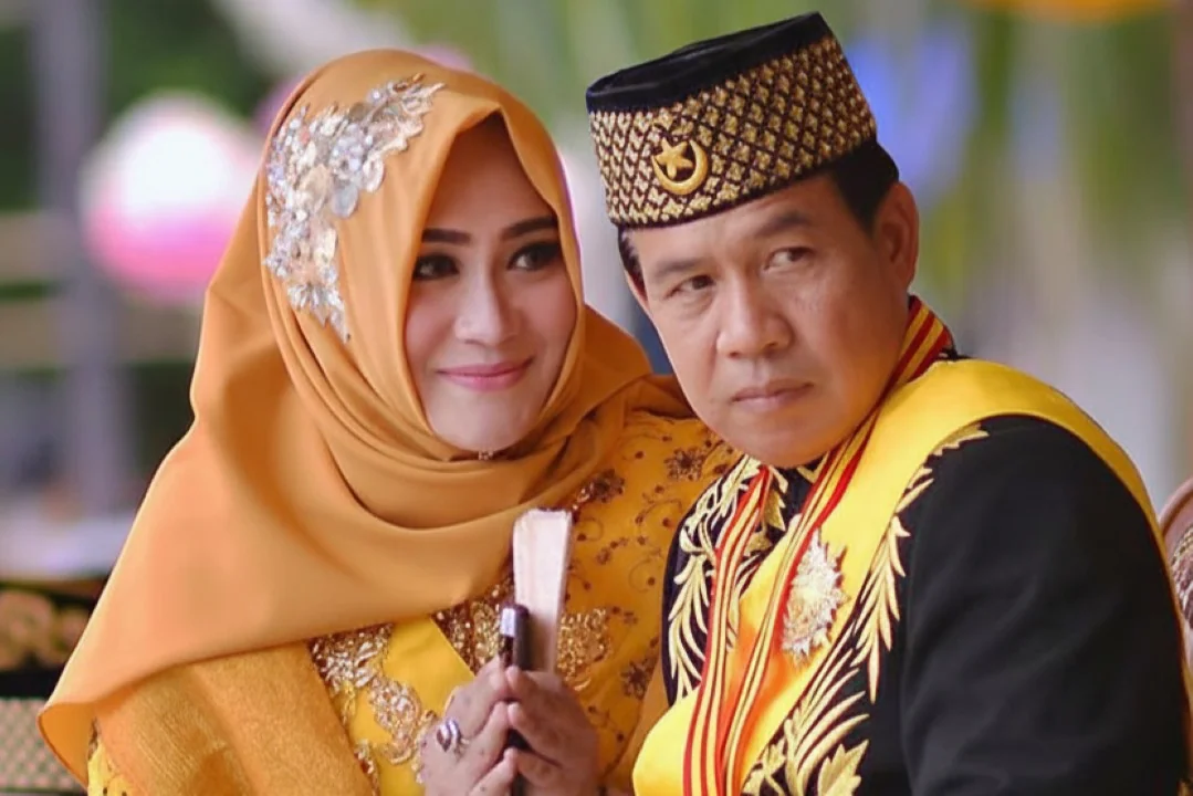 Raja Tayan ke-14, Gusti Yusri bersama permaisuri. | Keraton Pakunegara Tayan Siap Gelar Festival Budaya 'Mande' Bedel Keraja dan Perang Ketupat 2025. (FOTO: ISTIMEWA)