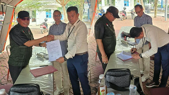 BANTUAN - Deputy Bisnis PT Pegadaian Area Pontianak, Abdul Lafaz Isnainy saat menyerahkan bantuan penanganan Karhutla kepada Badan Penanggulangan Bencana Daerah (BPBD) Kabupaten Kubu Raya, Sabtu (19/9/2026).