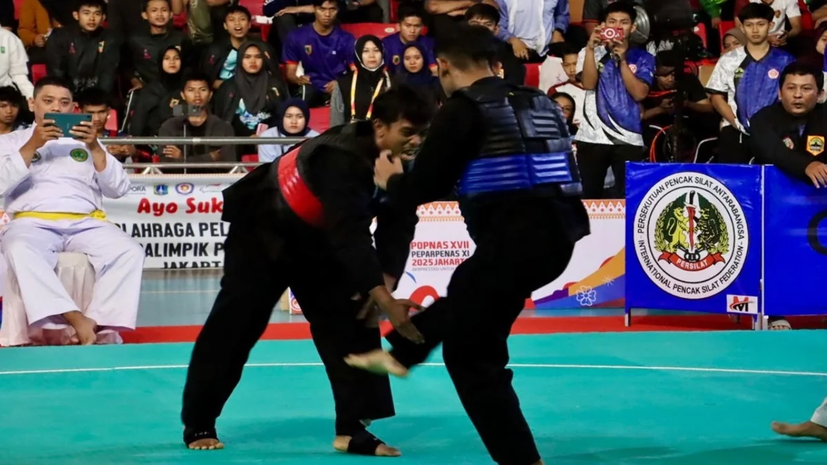 Dua atlet Pencak Silat Kalimantan Selatan, Ahmad Shobirin dan Raihan, sukses meraih medali perak dan perunggu di POPNAS XVII 2025 Jakarta. Foto: MC Kalsel