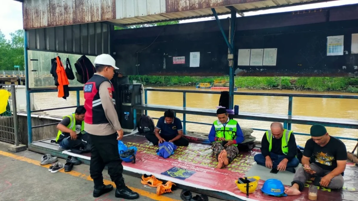 Polsek Kawasan Pelabuhan Samarinda melakukan pengamanan di area PT PSP TPK Palaran untuk memastikan keamanan dan ketertiban tetap terjaga. Foto: Divisi Humas Polri