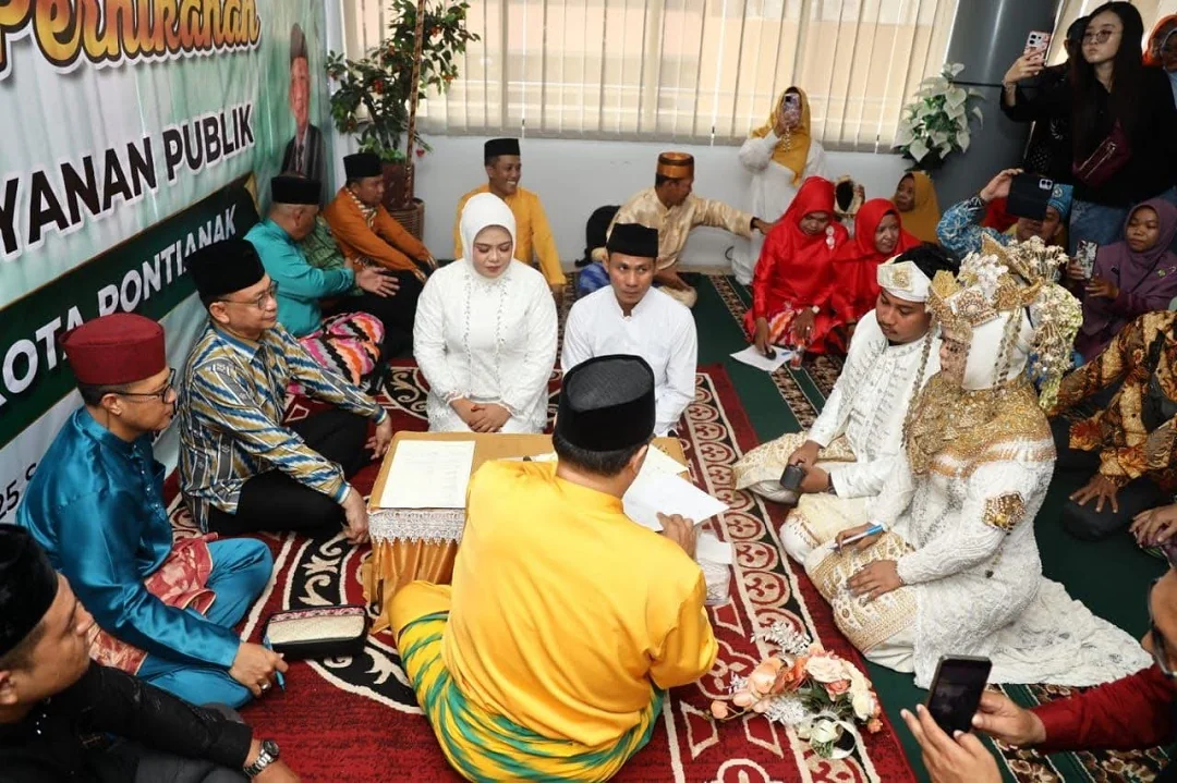 Ijab Kabul di “Mal”, Pasangan Nurul-Susilawati Jadi Pengantin Unik di Pontianak. (FOTO: PROKOPIM)