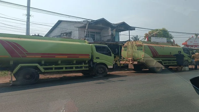 ANTRE - Antrean truk pengangkut CPO milik PT GLG mengisi di kios eceran di Jalan Gatot Subroto Ketapang.