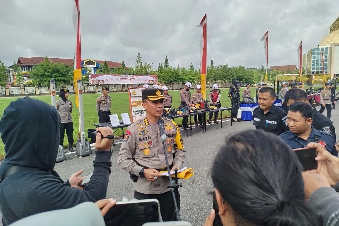 Kabid Humas Polda Kalbar, Kombes Pol Bayu Suseno beri keterangan pers. | Berkas Kasus Oli Palsu di Pontianak Masuk Tahap I: Polda Kalbar Serius Lindungi Konsumen. (FOTO: HUMAS POLDA)
