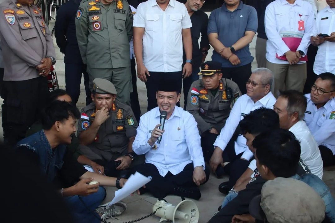 Hari Tani Nasional: Gubernur Kalbar Temui Mahasiswa SOLMADAPAR, Bahas Tuntutan Reforma Agraria dan Kesejahteraan Petani. (FOTO: ADPIM)