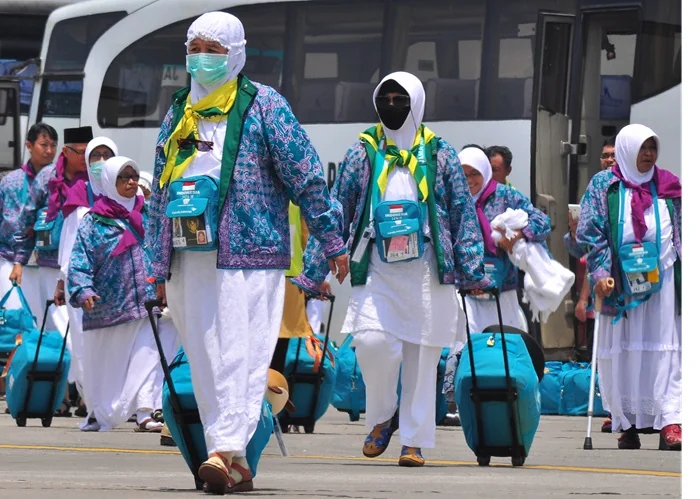 Sejumlah jamaah calon haji berjalan menuju pesawat saat pemberangkatan kloter terakhir Embarkasi Boyolali di Bandara Adi Soemarmo, Boyolali, Jawa Tengah, Kamis (17/9). Menurut data Panitia Penyelanggara Ibadah Haji (PPIH), Embarkasi Boyolali telah membera